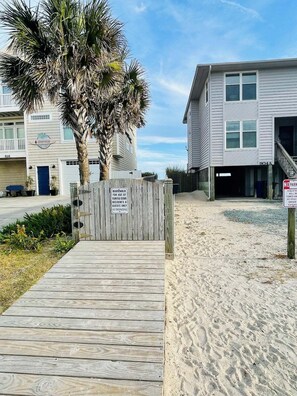 Exterior - Snow Birds!! Private Beach Access-3-Bedroom w/ Ocean Views & Pool (Surf City)