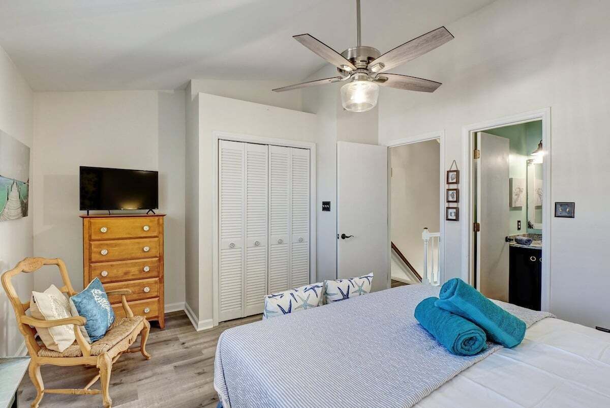 3 bedrooms, iron/ironing board, WiFi (free), bed sheets