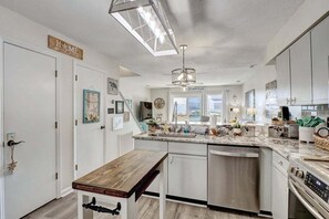 Coffee/tea maker, fridge, microwave, oven - 3 Bedroom. Ocean views. Pool (Surf City)