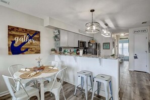 Dining - Snow Birds!! Private Beach Access-3-Bedroom w/ Ocean Views & Pool (Surf City)