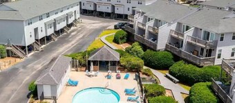 Snow Birds!! Private Beach Access-3-Bedroom w/ Ocean Views & Pool