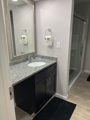 Dusche, Haartrockner, Handtücher, Seife