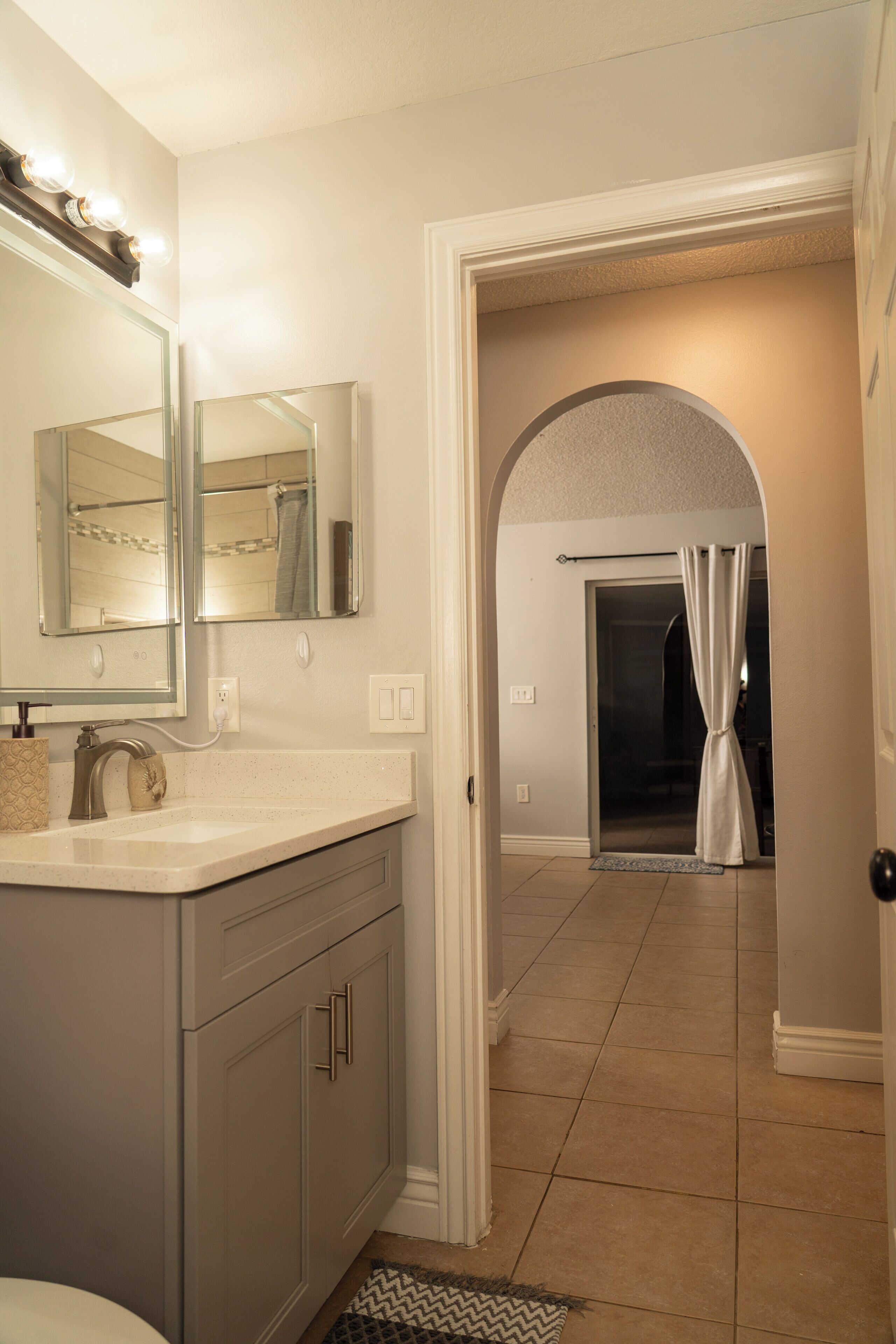 淋浴/盆浴组合、吹风机、毛巾、肥皂