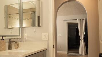 淋浴/盆浴组合、吹风机、毛巾、肥皂