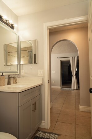 Kombinert dusj/badekar, hårføner, håndklær og såpe