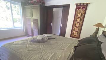 4 quartos, cofres nos quartos, escrivaninha