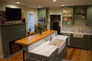 Fridge, microwave, oven, stovetop - Lincoln Homestead: history, craftsmanship, comfort (Linville)