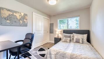 3 bedrooms, desk, iron/ironing board, free WiFi