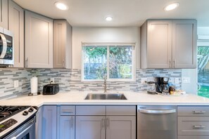 Frigorifero, microonde, forno, piano cottura