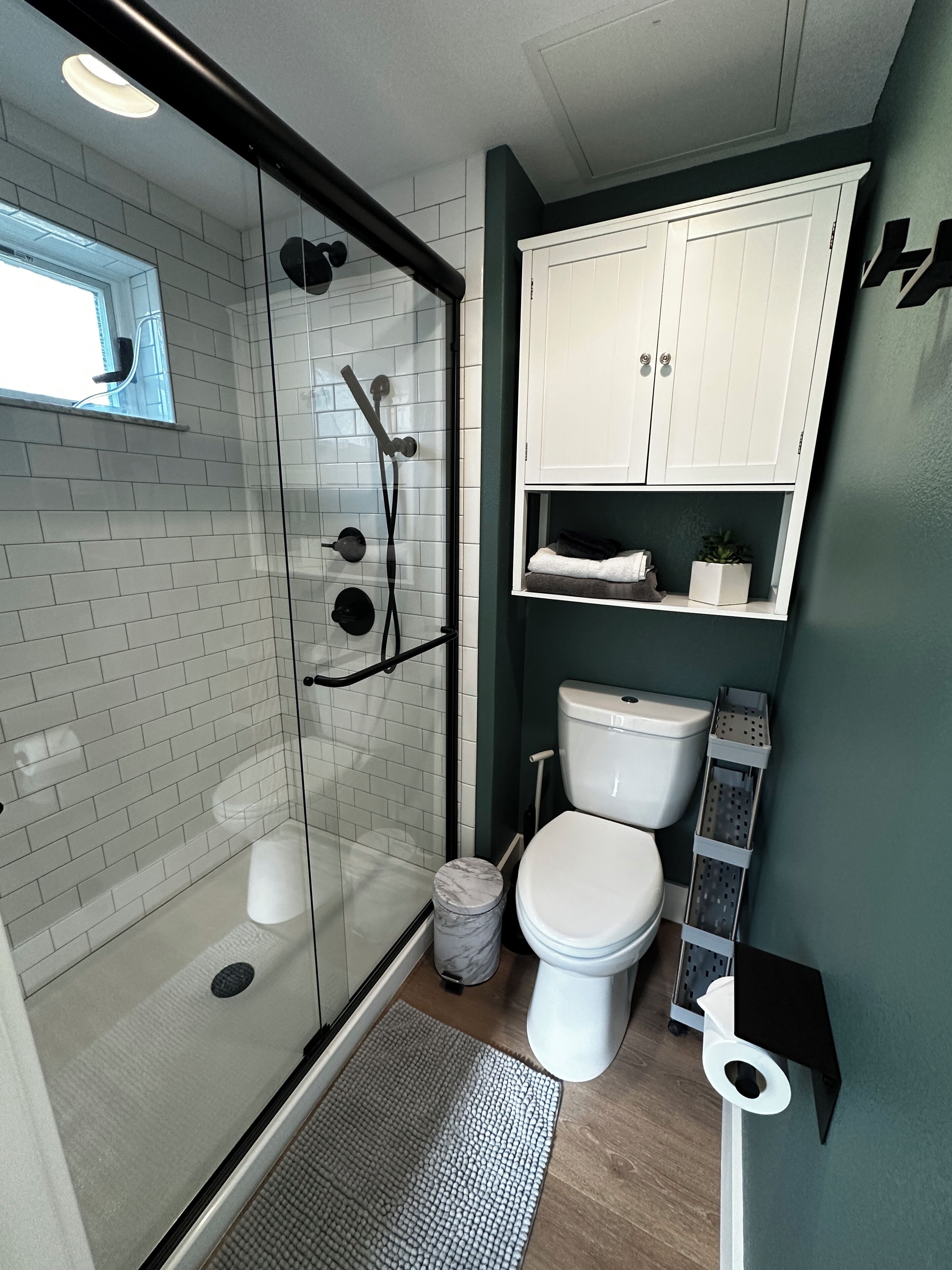 Douche, serviettes fournies, savon, papier toilette