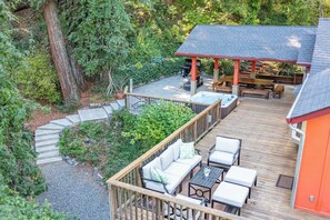 Outdoor dining - Tariff Discount: Romantic Retreat w/ Spa (Forestville)
