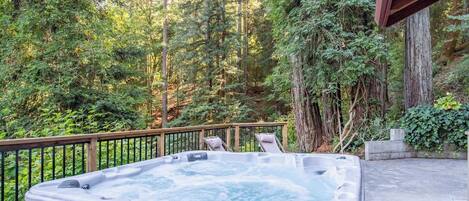 Outdoor spa tub