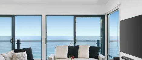 Fernseher, Kamin, Bücher