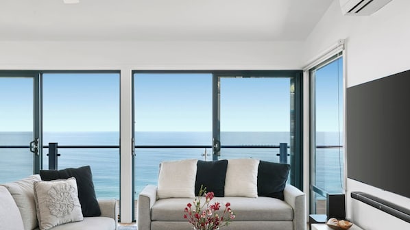 Télévision, cheminée, livres