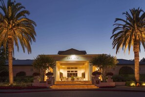 Exterior - Quick Drive to Trancas Crossing Park! Golf Course, Outdoor Pool, Free Parking! (Napa)