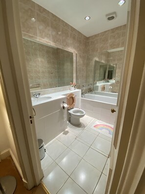 Duschwanne, Haartrockner, Handtücher, Seife