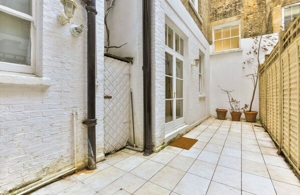 Stroll through this serene courtyard, surrounded by lush greenery and natural light.