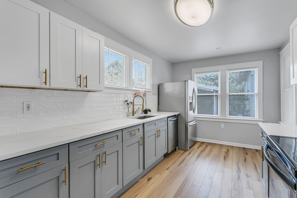 Refrigerador, microondas, horno, placa de cocina