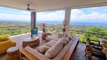 Villa Standard, 4 chambres (Villa Shanti) | Coin séjour | TV connectée