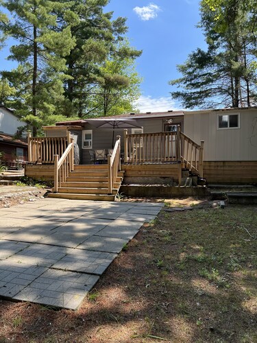 Sleeps 6 people walking distance to the beach, affordable monthly rental.