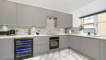 Kylskåp, mikrovågsugn, ugn och spishäll