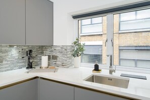 Fridge, microwave, oven, stovetop - Best location! NEW! 2 BED/2,5 BATH OXFORD STREET! (Greater London)