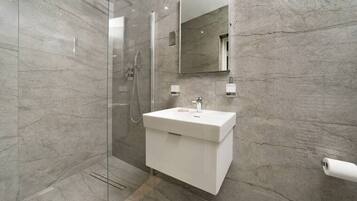 Dusch, hårtork, handdukar och tvål