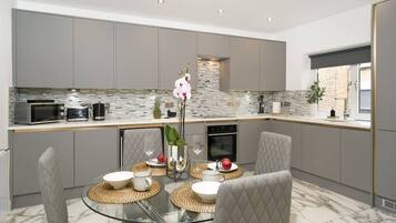 Kylskåp, mikrovågsugn, ugn och spishäll