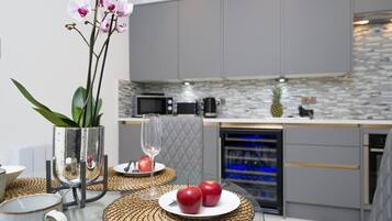 Coffee/tea maker, fridge, microwave, oven