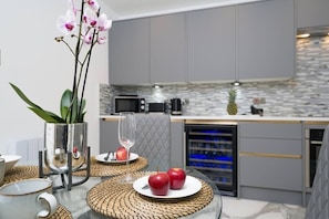 Fridge, microwave, oven, stovetop - Best location! NEW! 2 BED/2,5 BATH OXFORD STREET! (Greater London)