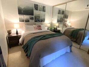 1 bedroom, iron/ironing board, free WiFi, bed sheets - Botanica Retreat - Olinda Village Stay - Sweet cabin with vintage furnishings, in gorgeous gardens overlooking magnolias and rhododendrons. (Olinda)