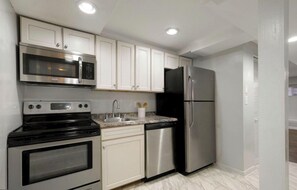 Geladeira, micro-ondas, fogão, cooktop