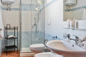 Bruser, hårtørrer, bidet, håndklæder