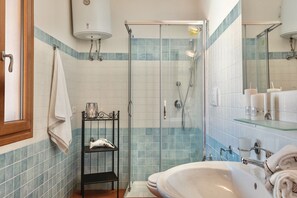 Suihku, hiustenkuivaaja, bidee, pyyhkeet