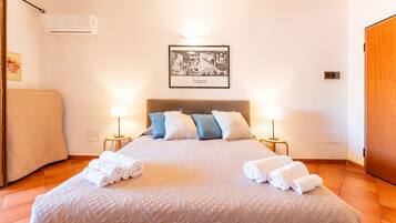 Safe på rommet, strykejern/-brett, reiseseng for barn og sengetøy