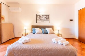 Cofres nos quartos, ferros/tábuas de passar roupa, berço de viagem