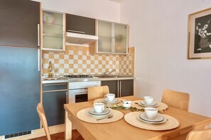 Køleskab, ovn, kogeplade, kaffe-/temaskine