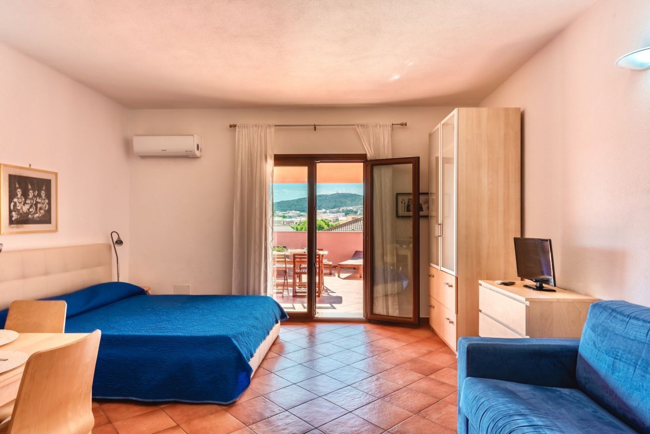 Safe på rommet, strykejern/-brett, reiseseng for barn og sengetøy