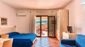 Safe på rommet, strykejern/-brett, reiseseng for barn og sengetøy