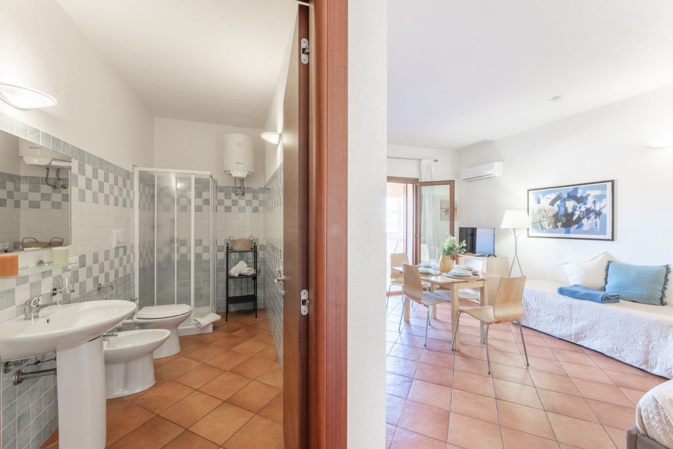 Douche, sèche-cheveux, bidet, serviettes fournies