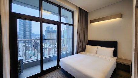 Desk, laptop workspace, iron/ironing board, free WiFi