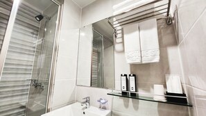Shower, free toiletries, hair dryer, bathrobes - Haeundae Blue Story Hotel (Busan)