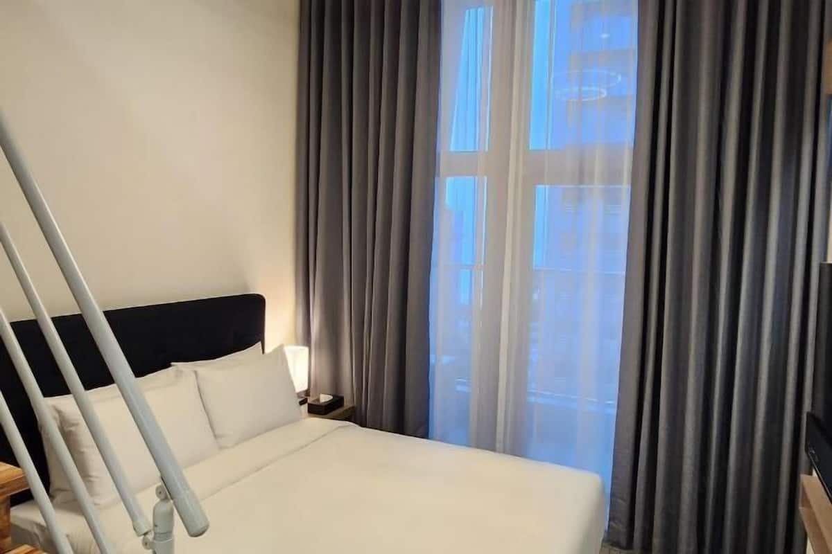 Desk, laptop workspace, iron/ironing board, free WiFi