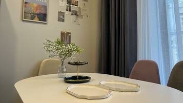 Party Room B | Een bureau, een laptopwerkplek, een strijkplank/strijkijzer, gratis wifi