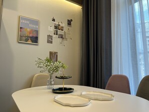 Party Room B | Schreibtisch, laptopgeeigneter Arbeitsplatz, Bügeleisen/Bügelbrett