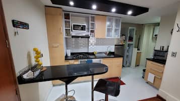 Refrigerador, microondas, horno y parrilla de estufa
