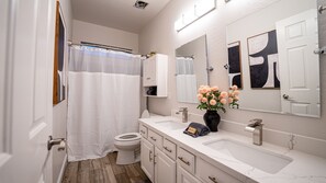 Combined shower/tub, hair dryer, towels