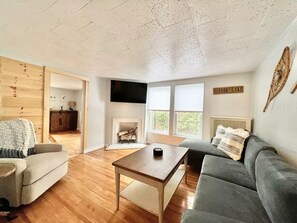 Living area - Beautifully Renovated Rustic Retreat Heart of Downtown Saranac Lake 3BR/2B (Saranac Lake)