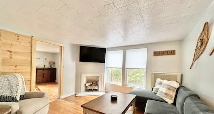 Beautifully Renovated Rustic Retreat Heart of Downtown Saranac Lake 3BR/2B