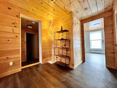 Beautifully Renovated Rustic Retreat Heart of Downtown Saranac Lake 3BR/2B